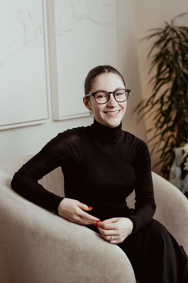 Portrait of Dr Hannah Krzyzanowski, Clinical Psychologist at London Bridge Therapy, seated in a consulting room